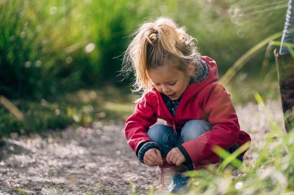 Spielendes Mädchen in der Kendlmühlfilze bei Grassau