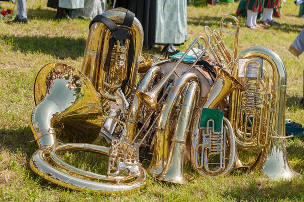 Blechinstrumente liegen auf einer Wiese