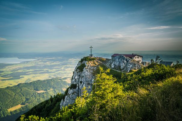 Blick über den Hochfelln Gipfel zum Chiemsee