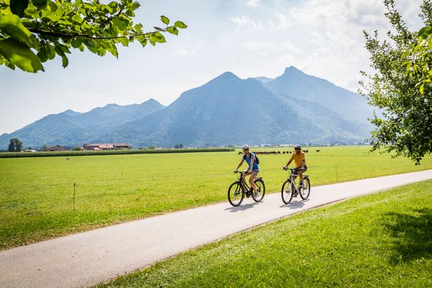 Paar auf Rädern am Achentalradweg