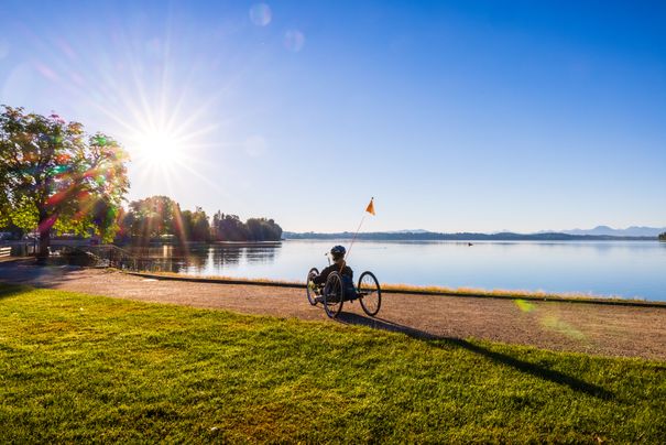 Handbikerin mit einem Liegebike am Waginger See