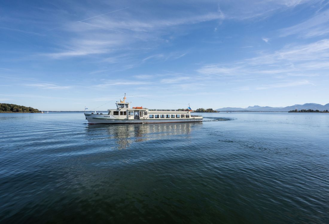 Dampfer fährt auf dem Chiemsee