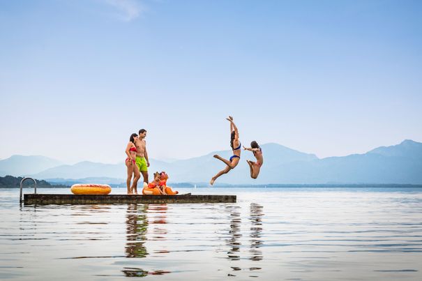 Eine fünfköpfige Familie beim Baden im Chiemsee bei Seebruck