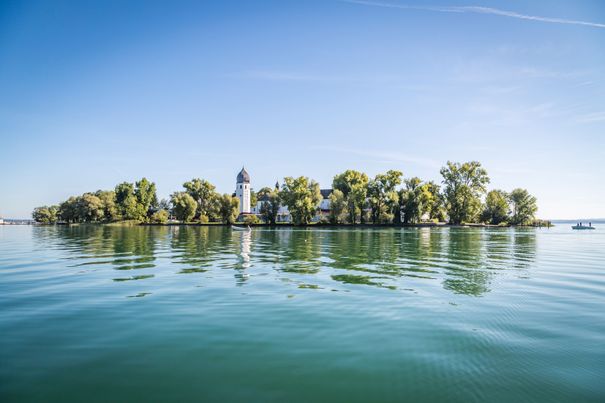 Blick vom Chiemsee auf die Fraueninsel