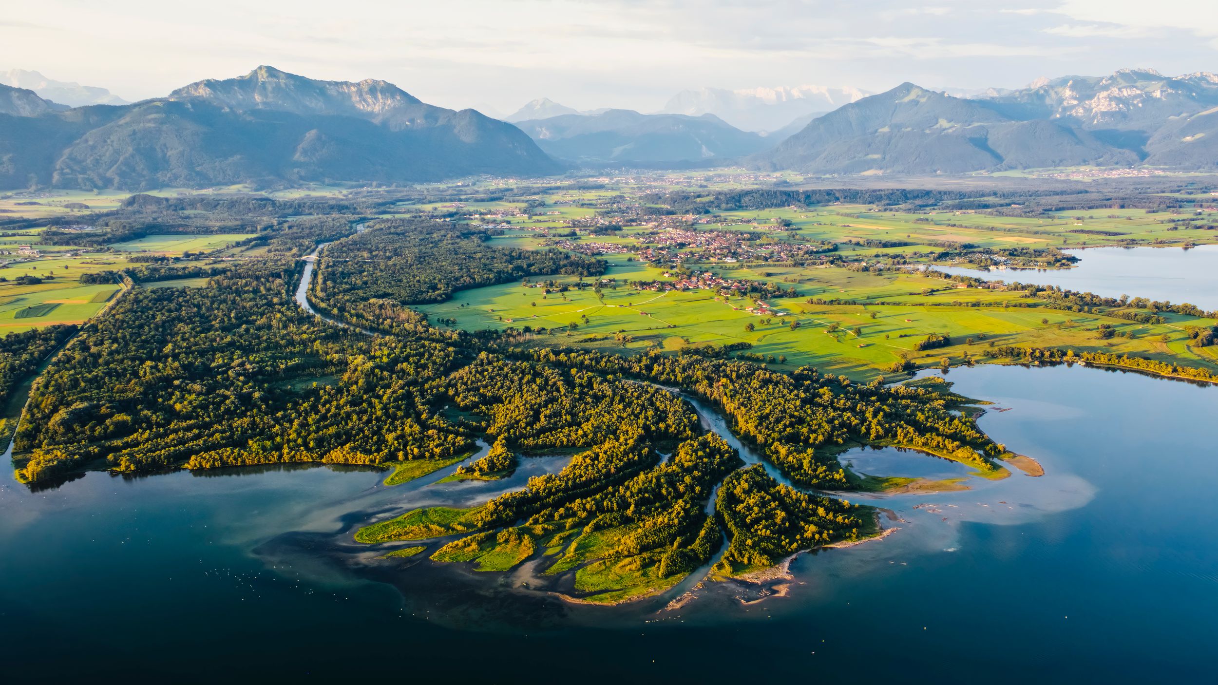 Luftaufnahme über dem Chiemsee mit Blick in die Berge