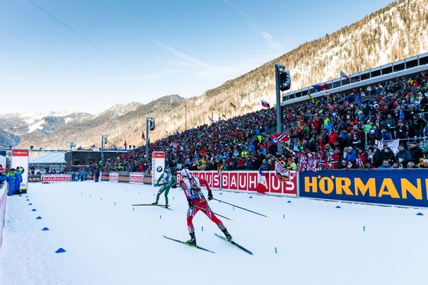 Biathlon Wettkampf mit Fanmeile im Hintergrund