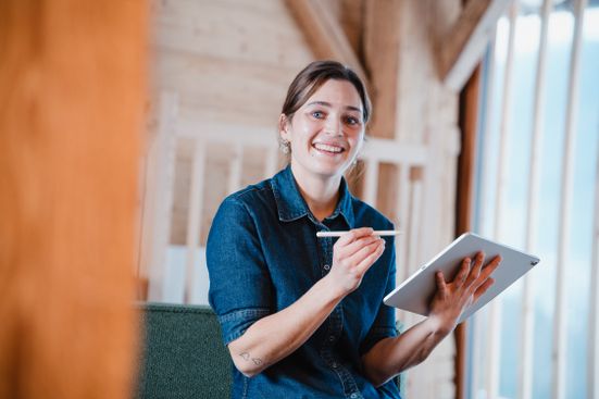 Junge Frau mit Tablet