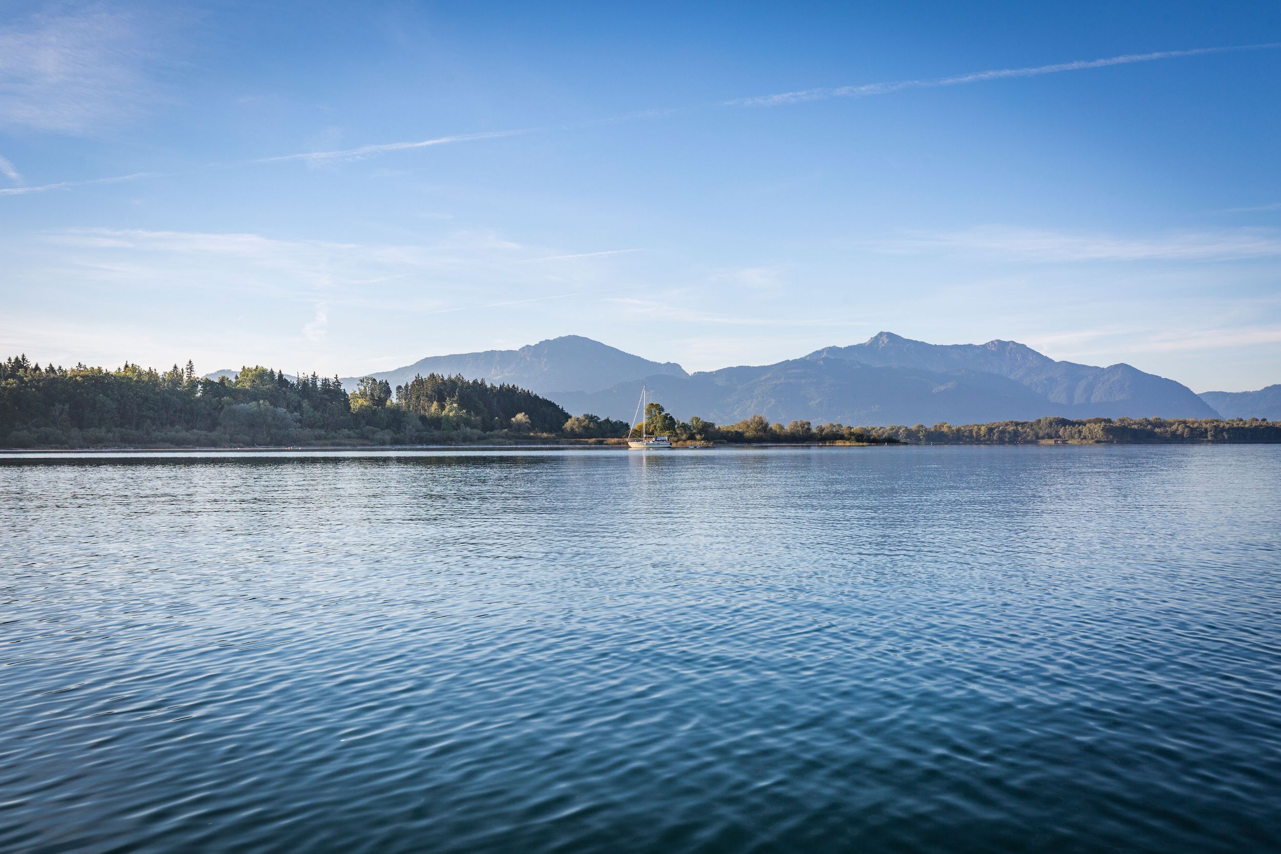 Chiemsee mit Alpenblick und Segelboot